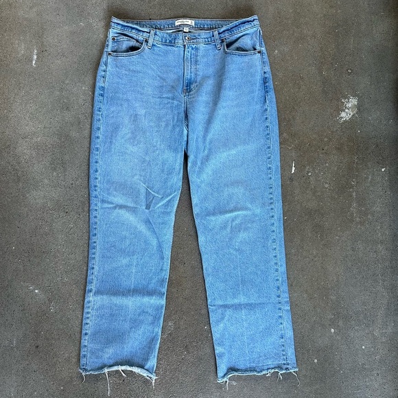 Abercrombie & Fitch The Baggy Low Rise Curve Love Light Wash Raw Hem Size 32|14L - Picture 8 of 11